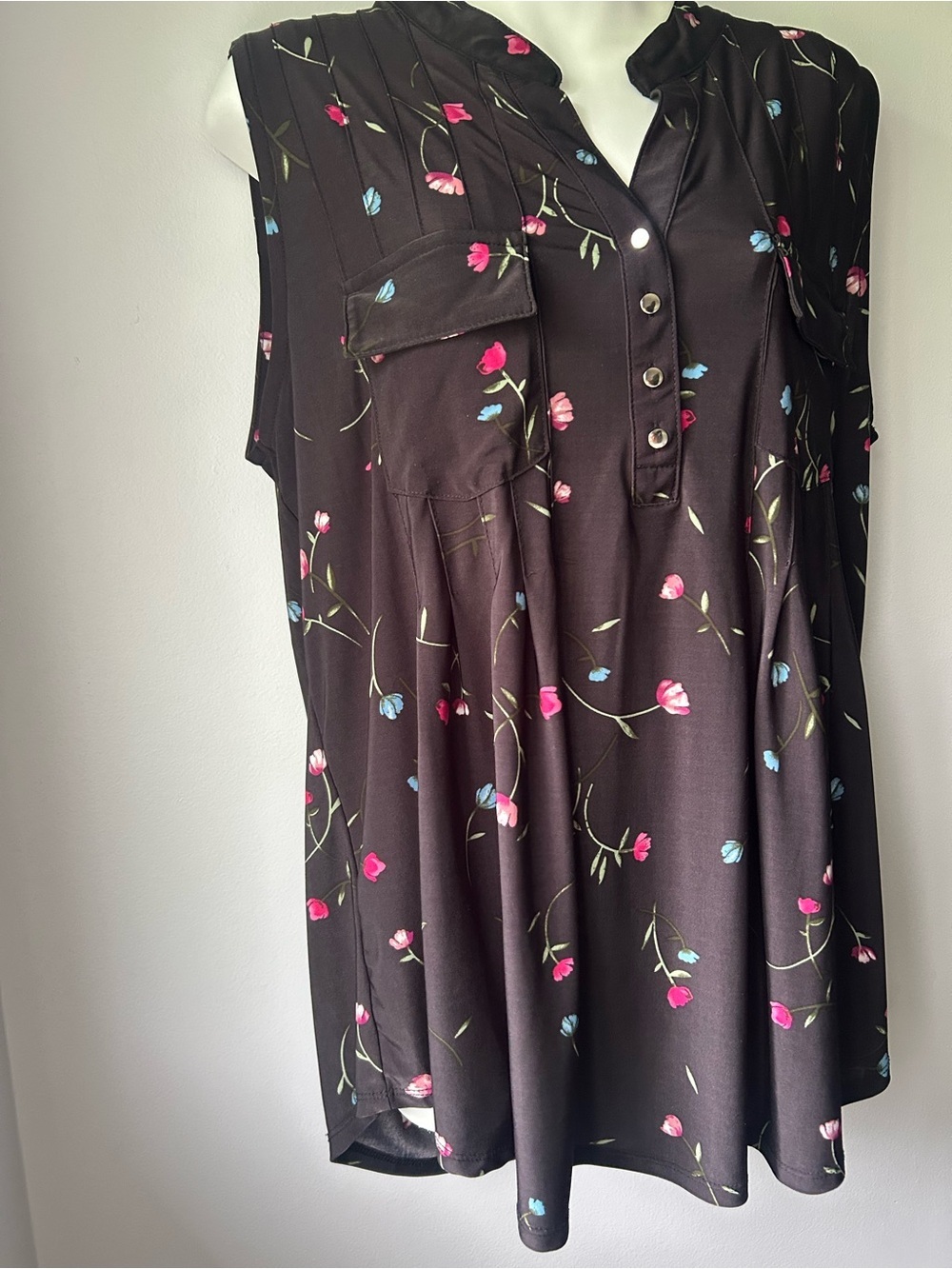 Sleeveless Black Floral Popover Blouse with Button Placket - Picture 4 of 11
